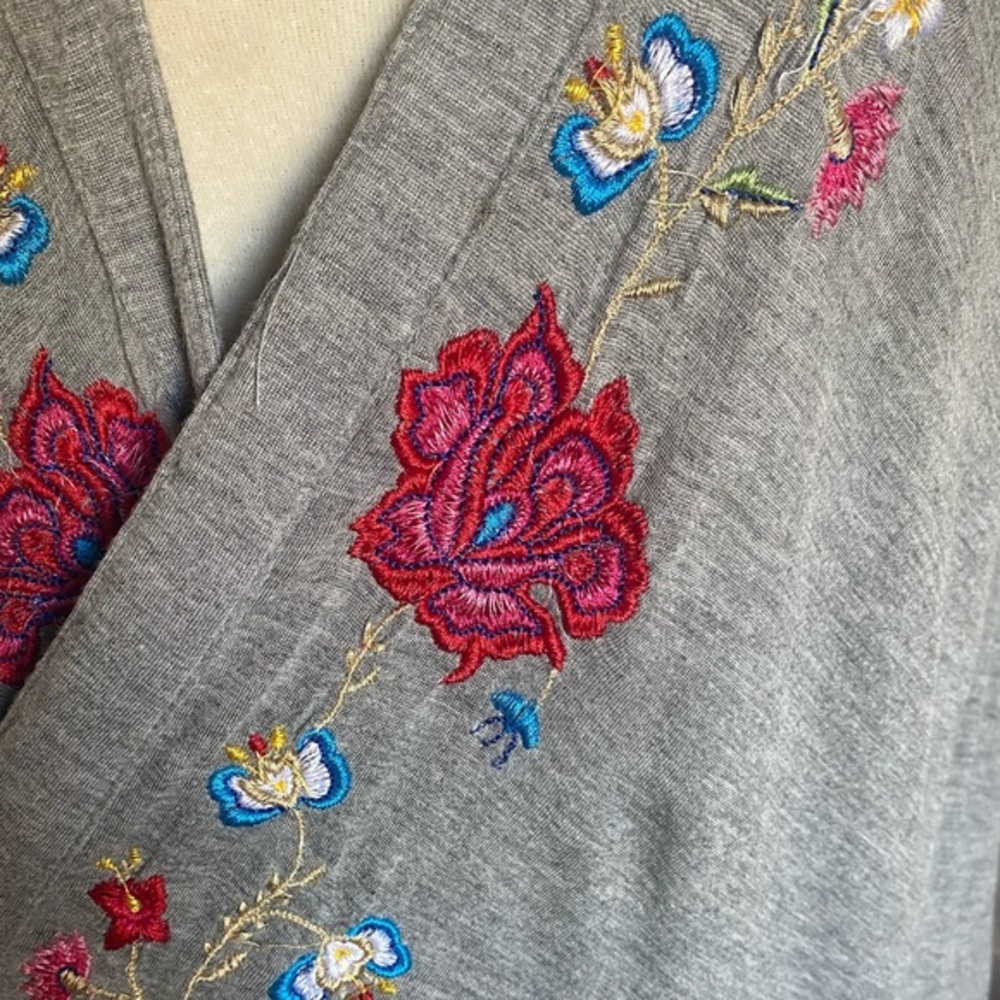 Life Style Grey Floral Embroidered‎ T-shirt Vest sz M - Picture 2 of 6